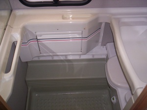 main_koupelna-s-kazetovou-toaletou-s-elektrickym-splachovanimvyklopnym-umyvadlemsprchovou-vanickousprchou-s-teplou-vodouzrcadlem-a-uloznym-prostorem.jpg