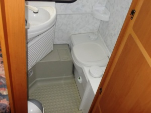 main_koupelna-s-kazetovou-toaletou-se-splachovanimumyvadlemvysuvnou-sprchousprchovou-vanickouzrcadlemuloznym-prostorem-10640.jpg
