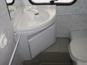 main_koupelna-s-kazetovou-toaletou-se-splachovanimumyvadlemvysuvnou-sprchousprchovou-vanickouzrcadlemuloznym-prostorem-10642.jpg