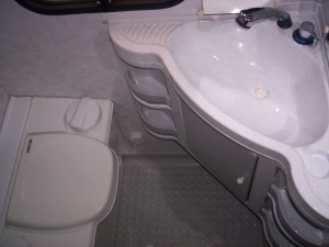 main_koupelna-s-kazetovou-toaletou-se-splachovanimumyvadlemvysuvnou-sprchou-a-sprchovou-vanickou-5910.jpg