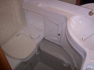 main_koupelna-s-kazetovou-toaletou-se-splachovanimumyvadlemvysuvnou-sprchou-a-sprchovou-vanickou.jpg