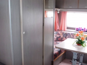 main_interier-karavanu-dvere-do-koupelny-9808.jpg