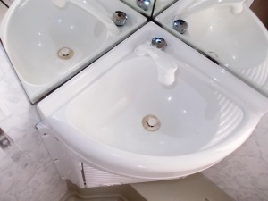 main_umyvadlo-s-vysuvnou-sprchou-s-teplou-vodouuloznym-prostoremvelkymi-zrcadly-a-osvetlenim-v-koupelne-9968.jpg