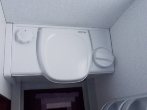 main_kazetova-toaleta-s-elektrickym-splachovanim-v-koupelne.jpg