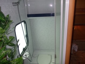 main_koupelna-s-kazetovou-toaletou-s-elektrickym-splachovanimsprchou-s-teplou-vodou-a-sprchovou-vanickou-6714.jpg