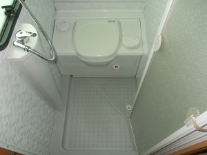 main_koupelna-s-kazetovou-toaletou-s-elektrickym-splachovanimsprchou-s-teplou-vodou-a-sprchovou-vanickou-6715.jpg