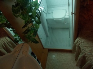 main_koupelna-s-kazetovou-toaletou-s-elektrickym-splachovanimsprchou-s-teplou-vodou-a-sprchovou-vanickou.jpg