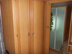 main_ulozne-velke-skrine-a-v-pozadi-dvere-do-koupelny.jpg