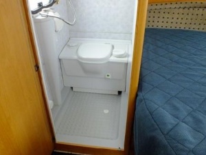 main_koupelna-s-kazetovou-toaletou-se-splachovanimumyvadlemsprchou-s-teplou-vodousprchovou-vanickou.jpg
