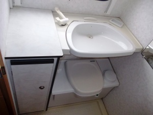 main_koupelna-s-kazetovou-toaletou-se-splachovanimvyklopnym-umyvadlemsprchovou-vanickouzrcadlovou-skrinkou-13233.jpg