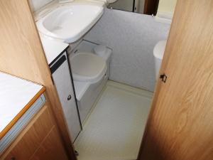 main_koupelna-s-kazetovou-toaletou-se-splachovanimvyklopnym-umyvadlemsprchovou-vanickouzrcadlovou-skrinkou.jpg