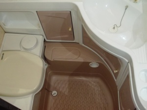 main_koupelna-s-kazetovou-toaletou-s-elektrickym-splachovanimumyvadlemsprchovou-vanickouzrcadlyuloznym-prostorem-11176.jpg