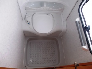 main_koupelna-s-kazetovou-toaletou-s-elektrickym-splachovanimsprchou-s-teplou-vodousprchovou-vanickou-10306.jpg