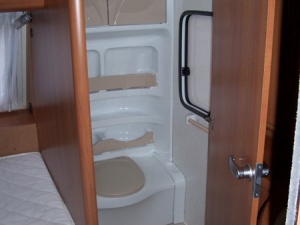 main_koupelna-s-kazetovym-wc-s-elektrickym-splachovanim-sprchovou-vanickou-tepla-voda.jpg