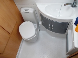 main_koupelna-s-kloubovou-kazetovou-toaletou-se-splachovanimumyvadlemzrcadlysprchovou-vanickou-a-uloznym-prostorem.jpg