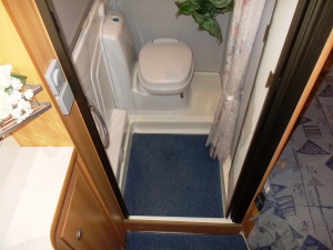 main_koupelna-s-kloubovou-toaletou-s-elektrickym-splachovanimsprchou-s-teplou-vodousprchovou-vanickou.jpg