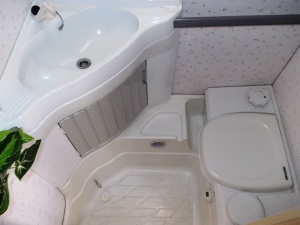 main_koupelna-s-kazetovou-toaletou-se-splachovanimumyvadlemvelkymi-zrcadlyuloznym-prostorem-a-sprchovou-vanickou-8698.jpg