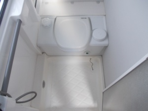 main_koupelna-s-kazetovou-toaletou-se-splachovanimsprchou-s-teplou-vodousprchovou-vanickou-10282.jpg