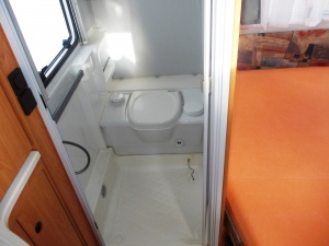 main_koupelna-s-kazetovou-toaletou-se-splachovanimsprchou-s-teplou-vodousprchovou-vanickou.jpg