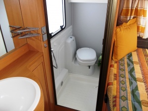 main_koupelna-s-kloubovou-kazetovou-toaletou-se-splachovanimsprchovou-vanickousprchou-s-teplou-vodou.jpg