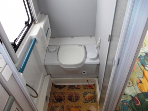 main_koupelna-s-kazetovou-toaletou-s-elektrickym-splachovanimsprchovou-vanickousprchou-s-teplou-vodou.jpg