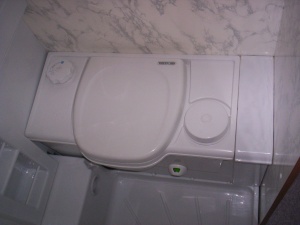 main_koupelna-s-kazetovou-toaletou-se-splachovanimumyvadlemvysuvnou-sprchou-a-sprchovou-vanickou-5321.jpg