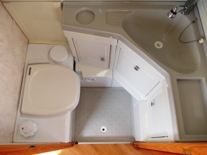 main_koupelna-s-kazetovou-toaletou-s-elektrickym-splachovanimumyvadlemsprchou-s-teplou-vodousprchovou-vanickou.jpg